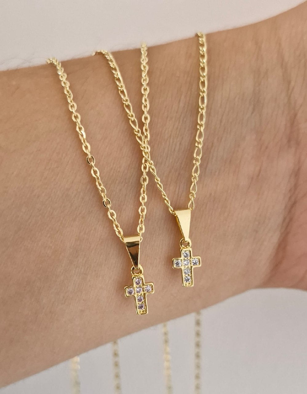 Dije Cruz mini con circonias, cristal y rosa