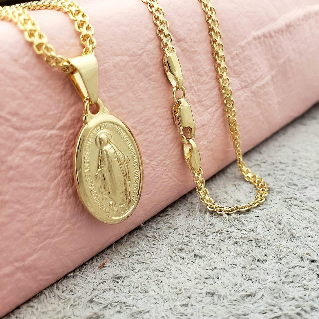 Cadena tejido Chino  (45 cms) + Dije Virgen Milagrosa